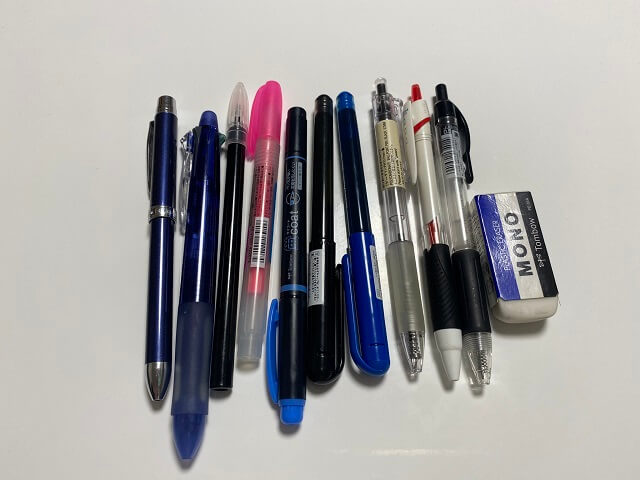 たくさんある文房具（ボールペンや蛍光ペン）